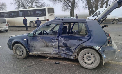 Accident violent la Sîngerei: O femeie - transportată la spital pentru îngrijiri medicale. Imagini de la locul impactului - FOTO