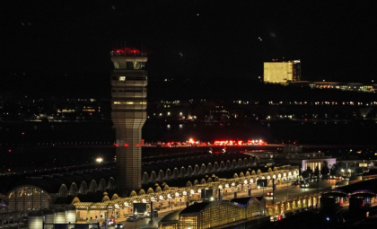 Un avion de pasageri s-a ciocnit cu un elicopter al armatei SUA în apropiere de Aeroportul Reagan. 18 cadavre au fost scoase din râul Potomac - VIDEO Un avion de pasageri s-a ciocnit cu un elicopter al armatei SUA în apropiere de Aeroportul Reagan. 18 cadavre au fost scoase din râul Potomac - VIDEO