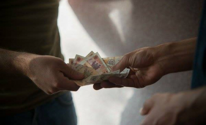 
Le-au dat bani ca să voteze un anumit candidat și „NU” la referendum. Cinci membri ai grupării „ȘOR” din Soroca - trimiși pe banca acuzaților. Detaliile PG