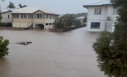 O persoană a murit şi altor câteva mii li se cere să se evacueze din nord-estul Australiei, din cauza inundaţiilor - VIDEO O persoană a murit şi altor câteva mii li se cere să se evacueze din nord-estul Australiei, din cauza inundaţiilor - VIDEO