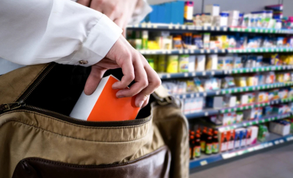 Vânzătorii britanici angajează hoți pentru a testa sistemele de securitate ale magazinelor, din cauza numărului tot mai mare de furturi