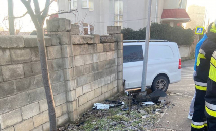 Accident la o intersecție din capitală: Un șofer a ajuns la spital, după ce s-a lovit cu mașina de un microbuz. Cel din urmă a ajuns în gardul unei gospădării - FOTO Accident la o intersecție din capitală: Un șofer a ajuns la spital, după ce s-a lovit cu mașina de un microbuz. Cel din urmă a ajuns în gardul unei gospădării - FOTO