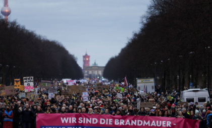 Mii de oameni s-au adunat în Berlin pentru a protesta împotriva colaborării dintre CDU și extrema dreaptă Mii de oameni s-au adunat în Berlin pentru a protesta împotriva colaborării dintre CDU și extrema dreaptă