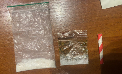 A încercat să intre în Moldova cu două pachețele de droguri. Un străin - reținut pe Aeroportul Internațional Chișinău. Unde erau ascunse substanțele narcotice - FOTO