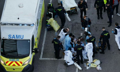 Un sirian a fost ucis prin împuşcare în timp ce desena svastici într-o gară din Paris. Individul a agitat o armă falsă Un sirian a fost ucis prin împuşcare în timp ce desena svastici într-o gară din Paris. Individul a agitat o armă falsă