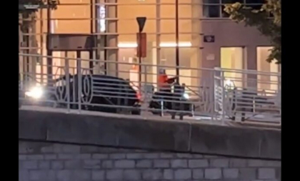 Alertă în Bruxelles: doi bărbați înarmați cu Kalașnikov, căutați de polițiști. Mai multe stații de metrou, închise