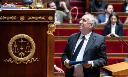 Premierul François Bayrou și guvernul minoritar al Franței au supraviețuit moțiunii de cenzură