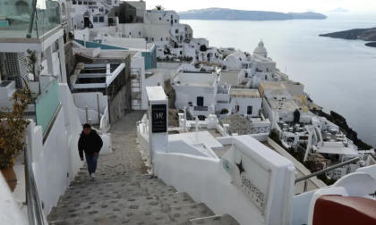 Străzile din Santorini sunt goale după ce insula a fost zguduită neîncetat de cutremure. Unii localnici par sa aprecieze liniștea: „Acum putem să bem cafeaua singuri” Străzile din Santorini sunt goale după ce insula a fost zguduită neîncetat de cutremure. Unii localnici par sa aprecieze liniștea: „Acum putem să bem cafeaua singuri”