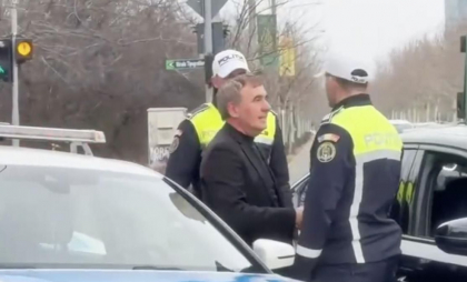 Polițiștii l-au oprit pe Gică Hagi în trafic, în București, ca să îi facă o surpriză de ziua lui: „Am abordat misiunea cu precizie” - VIDEO Polițiștii l-au oprit pe Gică Hagi în trafic, în București, ca să îi facă o surpriză de ziua lui: „Am abordat misiunea cu precizie” - VIDEO