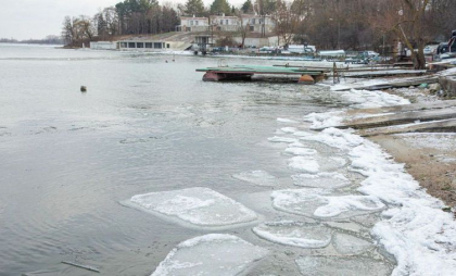 Amatorii de pescuit la copcă sunt avertizați să nu meragă pe gheața de pe lacuri: Este foarte subțire Amatorii de pescuit la copcă sunt avertizați să nu meragă pe gheața de pe lacuri: Este foarte subțire