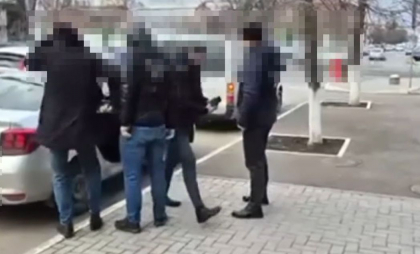 A fugit dar nu s-a putut ascunde: Un bărbat anunțat în căutare de peste 20 de ani, reținut și pus în închisoare. Ce infracțiune a săvârșit - VIDEO A fugit dar nu s-a putut ascunde: Un bărbat anunțat în căutare de peste 20 de ani, reținut și pus în închisoare. Ce infracțiune a săvârșit - VIDEO