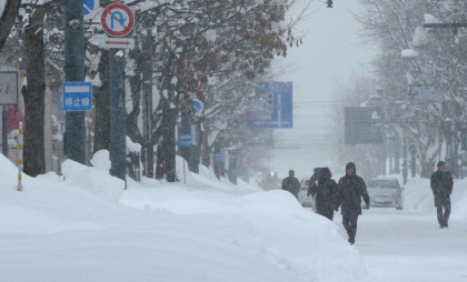 Japonia e sub nămeți: Stratul de zăpadă e de până la trei metri. Există risc de avalanșă și pene de curent