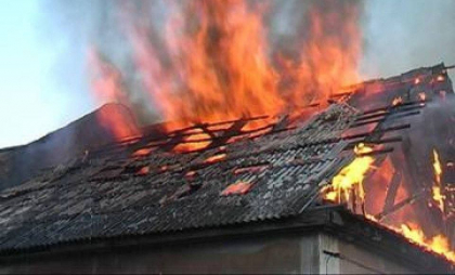 O femeie din stânga Nistrului a rămas fără mai multe bunuri pe care le păstra în pod, după ce acoperișul casei a fost cuprins de flăcări. De la ce a pornit incendiul O femeie din stânga Nistrului a rămas fără mai multe bunuri pe care le păstra în pod, după ce acoperișul casei a fost cuprins de flăcări. De la ce a pornit incendiul