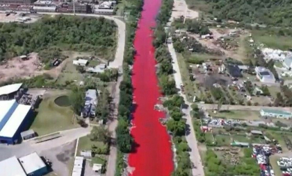 Alertă de mediu în Buenos Aires. Un râu a devenit roșu și are miros toxic Alertă de mediu în Buenos Aires. Un râu a devenit roșu și are miros toxic