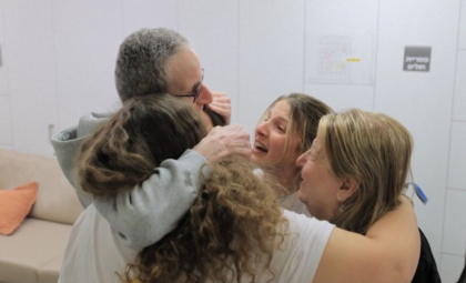 "Tata! Tata! Tată, eşti aici!" Momentul în care unul dintre ostaticii israelieni eliberaţi își reîntâlnește familia, după 491 de zile de captivitate "Tata! Tata! Tată, eşti aici!" Momentul în care unul dintre ostaticii israelieni eliberaţi își reîntâlnește familia, după 491 de zile de captivitate