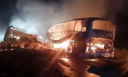 Accident cumplit, cu cel puţin 35 de morţi, în Mexic. Un autocar a izbit un camion, iar flăcările au înghiţit ambele maşini - VIDEO Accident cumplit, cu cel puţin 35 de morţi, în Mexic. Un autocar a izbit un camion, iar flăcările au înghiţit ambele maşini - VIDEO