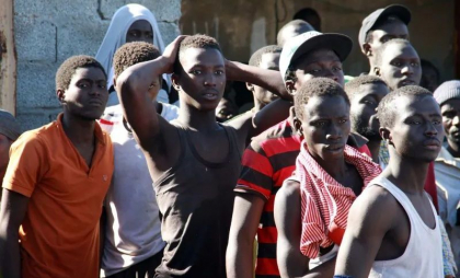 Migranți torturați și uciși în Libia în centre ilegale de detenție. Descoperire macabră în deșert