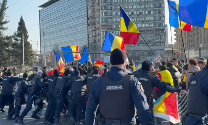 Protest în Piața Victoriei din București, în timp ce Iohannis anunța că demisionează. Protestatarii s-au încăierat cu jandarmii - VIDEO Protest în Piața Victoriei din București, în timp ce Iohannis anunța că demisionează. Protestatarii s-au încăierat cu jandarmii - VIDEO