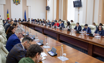 Recean, după întâlnirea cu partenerii de dezvoltare: „Facem pași concreți pentru ca cetățenii să fie asigurați mereu cu gaze și energie electrică la prețuri cât mai mici” Recean, după întâlnirea cu partenerii de dezvoltare: „Facem pași concreți pentru ca cetățenii să fie asigurați mereu cu gaze și energie electrică la prețuri cât mai mici”