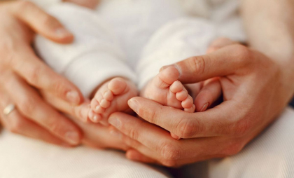 Intervenție mai puțin obișnuită pentru un echipaj medical din Lipcani: Un bebeluș s-a născut chiar pe targa din autospecială
