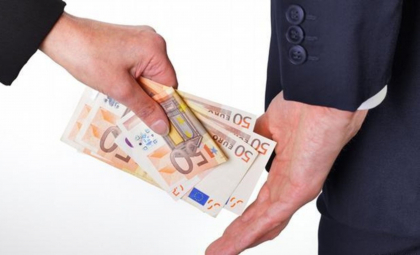 A pretins și luat mită pentru a ajuta un cetățean să scape de pedeapsă: Fost angajat MAI – obligat să achite peste 265 000 de lei. Cum s-a întâmplat totul A pretins și luat mită pentru a ajuta un cetățean să scape de pedeapsă: Fost angajat MAI – obligat să achite peste 265 000 de lei. Cum s-a întâmplat totul