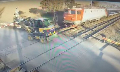 Circulație feroviară blocată pe ruta București - Ploiești. Momentul în care un excavator a fost lovit de tren pe calea ferată - VIDEO