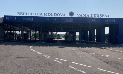 Ar fi încercat să mituiască polițistul de frontieră pentru că nu avea certificatul de inmatriculare a automobilului. Un român - documentat la vama Leușeni. Ce a făcut acesta Ar fi încercat să mituiască polițistul de frontieră pentru că nu avea certificatul de inmatriculare a automobilului. Un român - documentat la vama Leușeni. Ce a făcut acesta