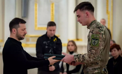 Bonusuri şi câte 24.000 de dolari. Cum încearcă Kievul să atragă tinerii între 18 şi 24 de ani în armată