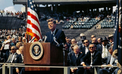 Noi dosare despre asasinarea lui John F. Kennedy au fost scoase la lumină. Șefa grupului de investigație sugerează implicarea a doi trăgători