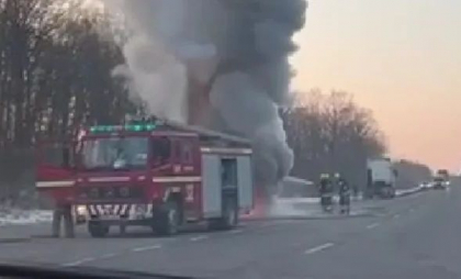 Remorca unui camion încărcată cu paleți a luat foc pe traseul Chișinău – Leușeni. Pompierii au intervenit la stingerea incendiului - VIDEO Remorca unui camion încărcată cu paleți a luat foc pe traseul Chișinău – Leușeni. Pompierii au intervenit la stingerea incendiului - VIDEO