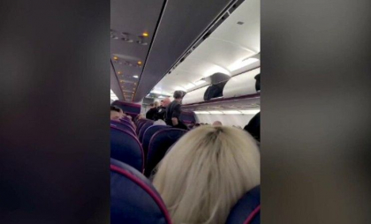 Doi români au fost evacuați din avion și reținuți pe aeroportul din Basel. Unul era drogat și celălalt beat