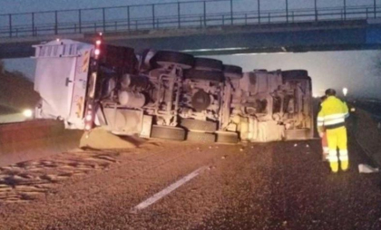 Accident violent în Italia: Un moldovean - transportat la spital, după ce camionul în care se afla s-a răsturnat. Imagini de la locul impactului - FOTO 