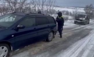 O ambulanță cu un pacient la bord, dar și mai multe mașini au rămase blocate pe drumurile din țară din cauza ghețușului. IGSU a da o mână de ajutor șoferilor