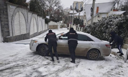 Pe mai multe străzi din capitala, la fel, se circulă cu dificultate