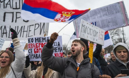 Sârbii cer în stradă demisia președintelui Vucic. „E o revoluție” Sârbii cer în stradă demisia președintelui Vucic. „E o revoluție”