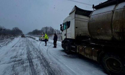 O mașinǎ de mare tonaj a rǎmas blocatǎ pe carosabil din cauza lapoviței. Poliția a sărit în ajutor șoferului - FOTO O mașinǎ de mare tonaj a rǎmas blocatǎ pe carosabil din cauza lapoviței. Poliția a sărit în ajutor șoferului - FOTO