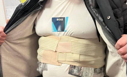 Ingeniozitate fără limite: Un bărbat a încercat intre în țară cu o cantitate de suplimente alimentare și produse cosmetice ascunse sub haine - FOTO Ingeniozitate fără limite: Un bărbat a încercat intre în țară cu o cantitate de suplimente alimentare și produse cosmetice ascunse sub haine - FOTO