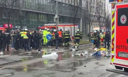 O femeie în vârstă de 37 de ani și fiica sa de doi ani au decedat în urma rănilor suferite în atacul de la München, când o mașină a intrat în mulțime
