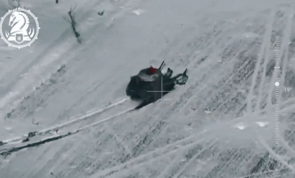 Blindate ruse cu steagul Uniunii Sovietice distruse de ucraineni în Kursk. „Mergeau ca la paradă, până au intrat într-un câmp de mine” - VIDEO Blindate ruse cu steagul Uniunii Sovietice distruse de ucraineni în Kursk. „Mergeau ca la paradă, până au intrat într-un câmp de mine” - VIDEO