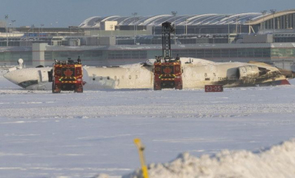 „Eram toți cu capul în jos, atârnând”. Pasagerii avionului răsturnat pe pistă, mărturii despre accidentul aviatic din Toronto