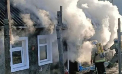Tragic. Un bărbat și o femeie au murit, după ce casele lor au fost cuprinse de flăcări. De la ce au pornit incendiile  
