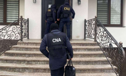 Percheziții la Centrul de Excelență în Medicină și Farmacie din Chișinău. Patru persoane, printre care directorul și contabilul-șef, reținute - FOTO Percheziții la Centrul de Excelență în Medicină și Farmacie din Chișinău. Patru persoane, printre care directorul și contabilul-șef, reținute - FOTO