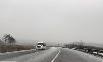 Atenție, șoferi. Pe anumite sectoare de drum din zona de sud și centru a țării se va forma ghețuș. Drumarii sunt gata să intervină unde va fi nevoie