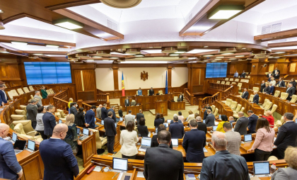 Trei ani de război în Ucraina. Deputații au ținut un minut de reculegere în memoria victimelor războiului. Grosu: „Suntem martorii unui război nedrept” 