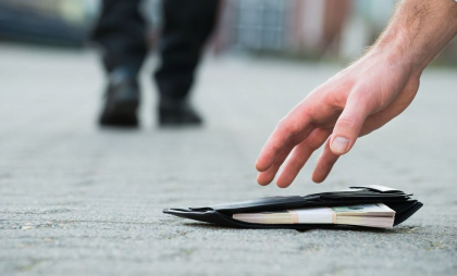 O femeie a găsit o sumă de bani pe o stradă din capitală și a anunțat poliția. Ce trebuie să facă persoana care i-a pierdut pentru a-i recupera O femeie a găsit o sumă de bani pe o stradă din capitală și a anunțat poliția. Ce trebuie să facă persoana care i-a pierdut pentru a-i recupera