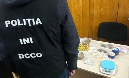 Cinci persoane - reținute pentru 72 de ore, după ce au fost prinse în timp ce plasau droguri în ascunzișurile din capitală. Imagini din momentul descinderilor la domiciliul suspecților - VIDEO Cinci persoane - reținute pentru 72 de ore, după ce au fost prinse în timp ce plasau droguri în ascunzișurile din capitală. Imagini din momentul descinderilor la domiciliul suspecților - VIDEO