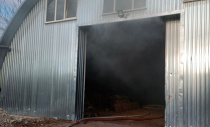 Incendiu la un depozit din Strășeni: Patru echipe de pompieri au intervenit pentru stingerea focului. IGSU vine cu detalii și imagini - FOTO