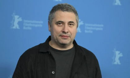 Radu Jude, protest politic împotriva lui Donald Trump și Vladimir Putin la Festivalul de Film de la Berlin. Ce a scris regizorul sub portretul oficial - VIDEO Radu Jude, protest politic împotriva lui Donald Trump și Vladimir Putin la Festivalul de Film de la Berlin. Ce a scris regizorul sub portretul oficial - VIDEO