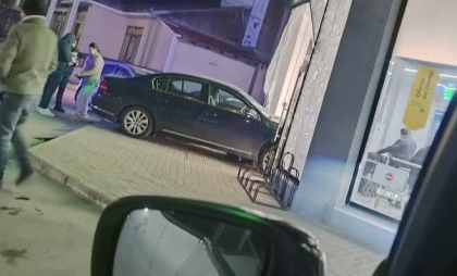 Seară cu ghinion pentru un șofer din Hîncești: A intrat cu mașina într-un supermarket. Imagini surprinse de martori - FOTO Seară cu ghinion pentru un șofer din Hîncești: A intrat cu mașina într-un supermarket. Imagini surprinse de martori - FOTO