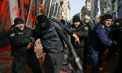 Biroul UE din Bulgaria, atacat cu cocktail Molotov de manifestanţi ai extremei drepte proruşi. Scene violente în Sofia - VIDEO
Biroul UE din Bulgaria, atacat cu cocktail Molotov de manifestanţi ai extremei drepte proruşi. Scene violente în Sofia - VIDEO